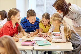 Schüler mit Lehrerin