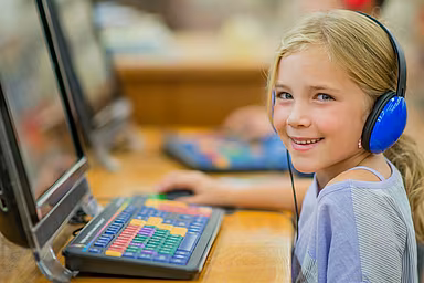 Online lernen in Deutsch und Englisch können Kinder im LOS vor Ort. Online lernen in Deutsch und Englisch können Kinder im LOS vor Ort.